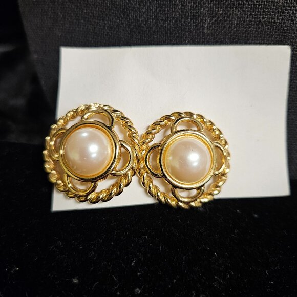 Jewelry - Gold tone with center faux pearl circle earrings